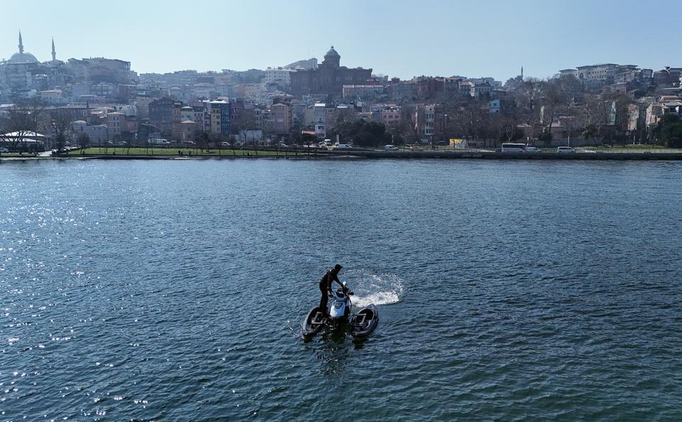 İSTANBUL'DA HEM DENİZDE HEM KARADA GİDEBİLEN MOTOSİKLET YAPTI