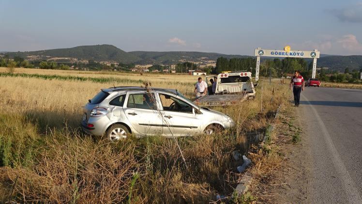 OTOMOBİL TARLAYA UÇTU: 6 YARALI