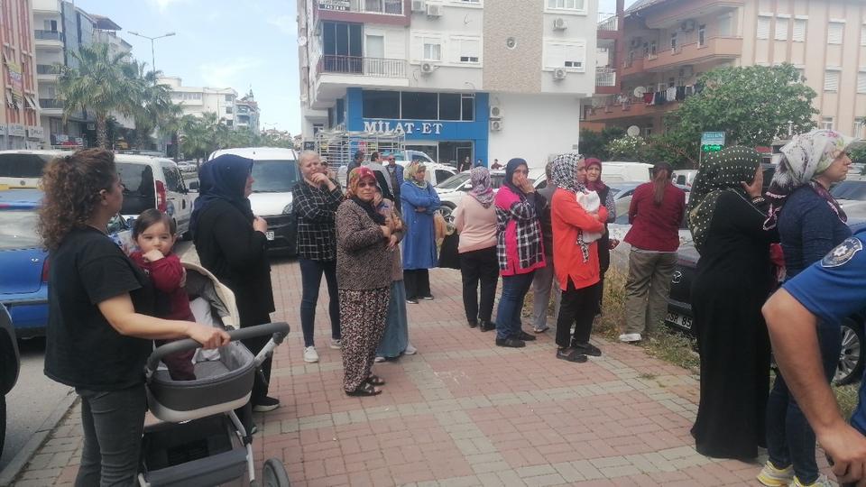 34 YILLIK HAYAT ARKADAŞINI BIÇAKLAYARAK ÖLDÜRDÜ CİNAYET ŞÜPHELİSİ KOCA GÖZALTINA ALINIRKEN, KARISININ CANSIZ BEDENİ OTOPSİ İÇİN ADLİ TIP MORGUNA KALDIRILDI