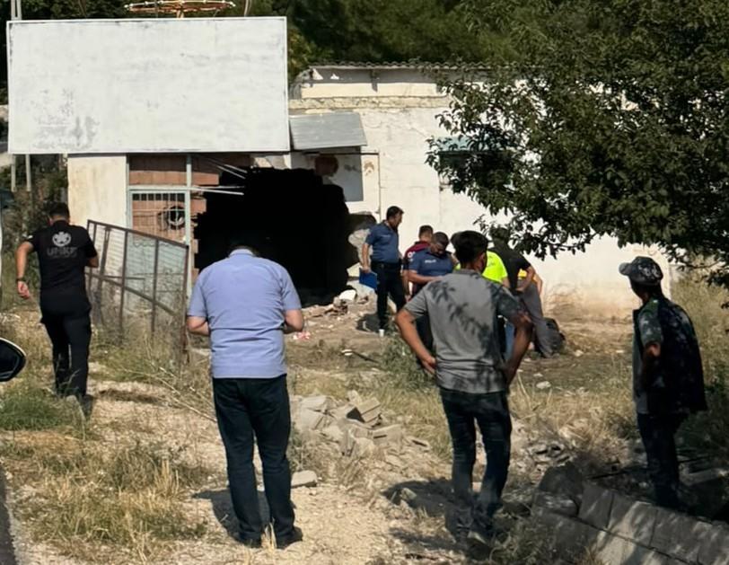Kontrolden çıkan otomobil depoya girdi