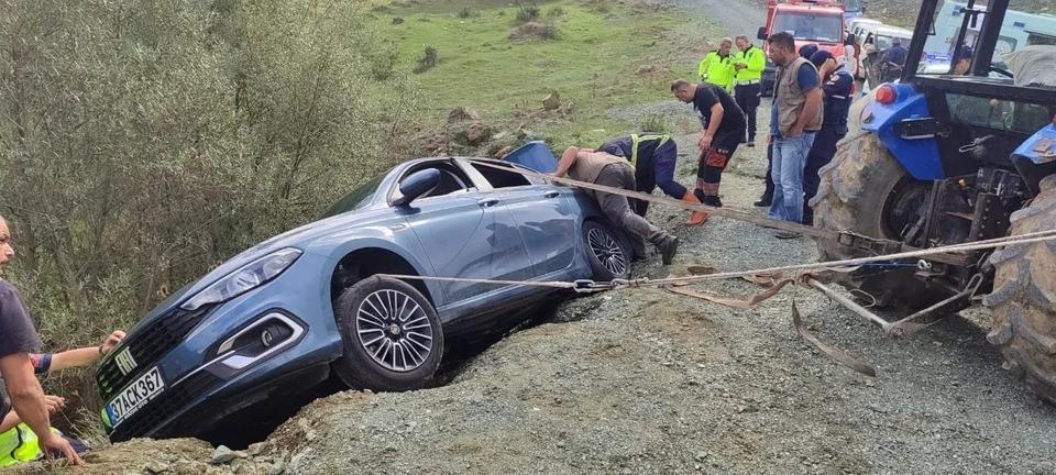 Otomobil yol kenarında asılı kaldı, araçtaki çift ölümden döndü