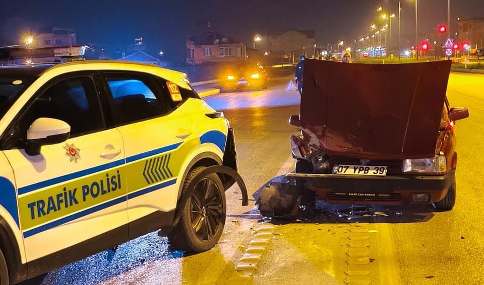 Alkollü sürücü, alkol denetiminde polis otosuna çarptı