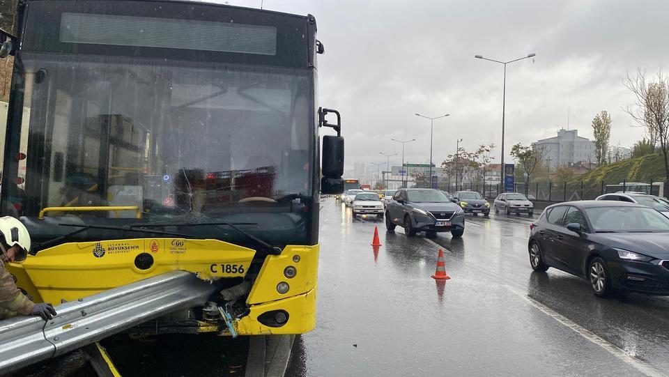 Sarı otobüse bariyerler ok gibi saplandı