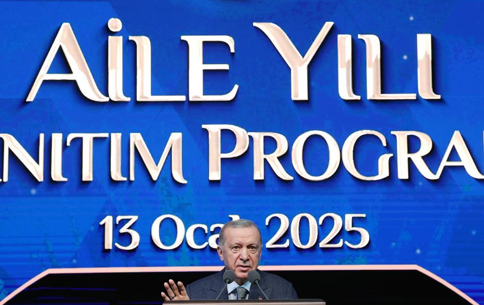 CUMHURBAŞKANI ERDOĞAN'DAN 'AİLE YILI' MÜJDELERİ "YENİ EVLENECEK GENÇLERİMİZE AİLE VE GENÇLİK FONU DAHİLİNDE VERDİĞİMİZ FAİZSİZ KREDİ DESTEĞİNİ 81 İLİMİZİN TAMAMINDA UYGULAMAYA ALIYORUZ" "EVLİLİĞE İLK ADIMINI ATAN GENÇLERİMİZE 48 AY VADELİ, 2 YIL GERİ ÖDEMESİZ, 150 BİN LİRA TUTARINDA FAİZSİZ KREDİ DESTEĞİ SUNUYORUZ" "AİLE KURMAYI TEŞVİK EDECEK, MADDİ DESTEKLER, DANIŞMANLIK HİZMETLERİ VE GENÇ ÇİFTLER İÇİN KONUT DESTEKLERİ GİBİ UYGULAMALARI DEVREYE ALACAĞIZ" "ESNEK VE UZAKTAN ÇALIŞMA MODELLERİYLE KADINLARIN EV VE İŞ HAYATLARINI RAHATLATACAK YENİ İMKANLARI HAYATA GEÇİRECEĞİZ" "YENİ DOĞACAK İLK ÇOCUK İÇİN VERDİĞİMİZ TEK SEFERLİK DOĞUM YARDIMINI 5 BİN LİRAYA YÜKSELTİYORUZ" "YENİ DOĞACAK İKİNCİ VE SONRAKİ ÇOCUKLAR İÇİN HİÇBİR ŞART GÖZETMEKSİZİN VERECEĞİMİZ ÇOCUK YARDIMLARINI HER AY ANNELERİMİZİN HESABINA YATIRACAĞIZ" "İKİNCİ ÇOCUK İÇİN HER AY BİN 500 LİRA, ÜÇÜNCÜ VE SONRAKİ ÇOCUKLAR İÇİN DE HER AY 5 BİN LİRA OLACAK ŞEKİLDE ÇOCUK YARDIMLARINI DEVREYE ALIYORUZ"