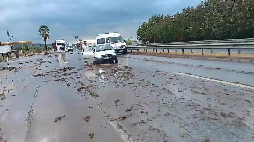 SÖKE'DE SAĞANAK YAĞIŞ KAZAYA NEDEN OLDU: 3 YARALI