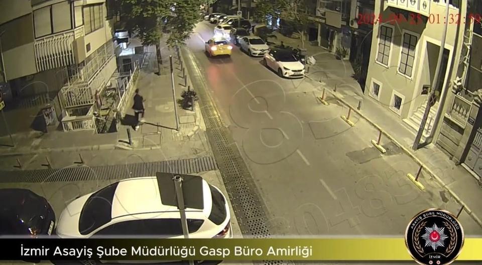 SIRA BEKLER GİBİ YAPTI, ATM'DEN PARA ÇEKEN EMEKLİYİ GASP ETTİ İZMİR'DE ATM'DEN EMEKLİ PARASINI ÇEKEN YAŞLI ADAMIN GASP EDİLMESİ KAMERADA