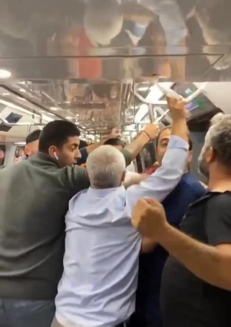 METRODA 'TÜKÜRÜK' KAVGASI KAMERADA: METRO BOKS RİNGİNİ ARATMADI