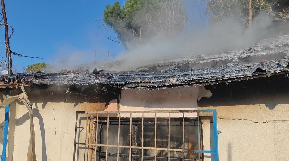 SULTANGAZİ'DE PATLAYAN TÜP GECEKONDUYU KÜLE ÇEVİRDİ ÇIKAN YANGINDA GECEKONDU KULLANILAMAZ HALE GELDİ