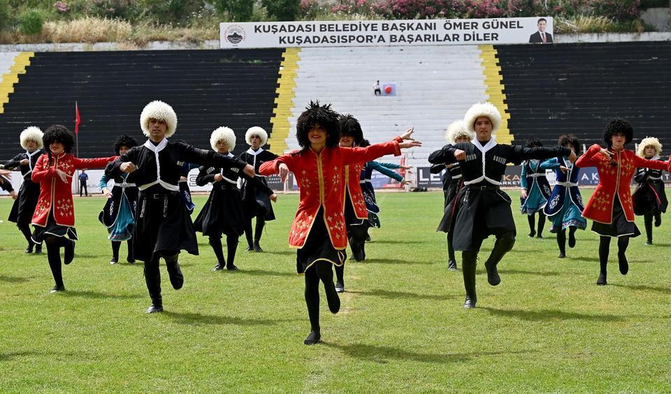 KUŞADASI'NDA 19 MAYIS COŞKUYLA KUTLANDI