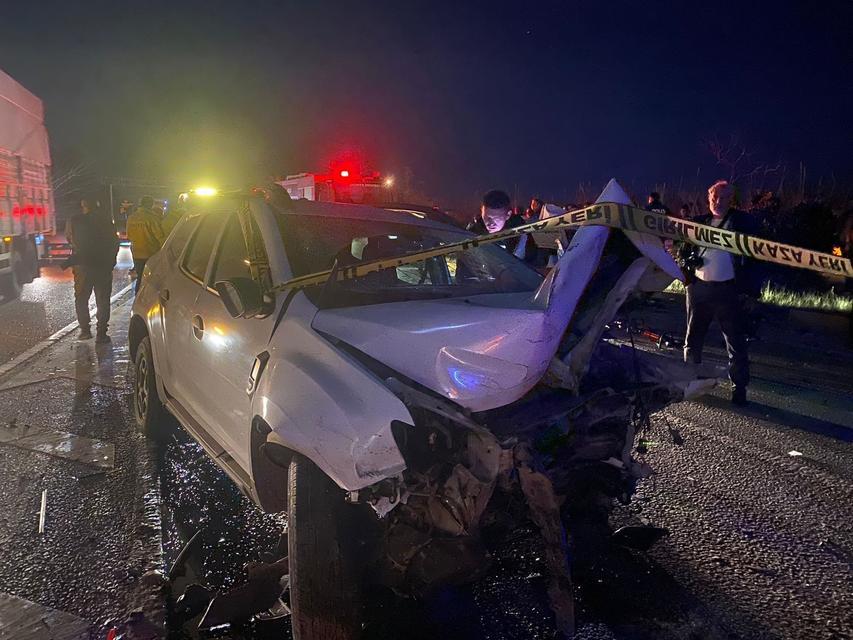 (DÜZELTME) ANTALYA'DA 3 ARACIN KARIŞTIĞI FECİ KAZA: 3 ÖLÜ KONTROLDEN ÇIKIP KARŞI ŞERİDE GEÇTİ: HURDAYA DÖNEN TOFAŞ OTOMOBİLDE KURTULAN OLMADI