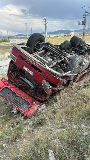 MAKİNE YÜKLÜ KAMYON DEVRİLDİ, SÜRÜCÜSÜ YARALANDI