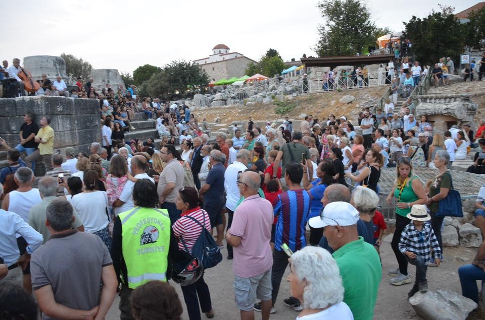 ÜÇ BİN KİŞİYLE APOLLON TAPINAĞI'NDA "TOPLU TADIM" REKORU DENEMESİ YAPILDI