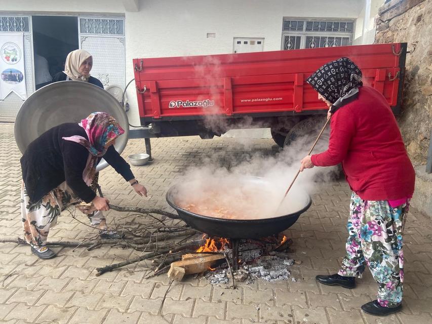 BU KÖYDE HERKES YÜZYILLARDIR RAMAZAN'IN İLK GÜNÜ AYNI YEMEĞİ YİYOR RAMAZAN'IN İLK GÜNÜ HER OCAKTA ÇULLAMA VE YEŞİL MERCİMEK PİŞİYOR