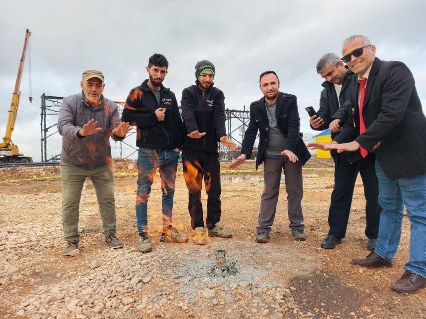 BURSA'DA DOĞAL GAZ BULUNDU BURSA'DA ZEMİN ETÜDÜ YAPAN İŞÇİLER TESADÜFEN DOĞAL GAZ BULDU DOĞAL GAZIN YANDIĞINI GÖREN ÇEVREDEKİLER ISINMAYA GELDİ