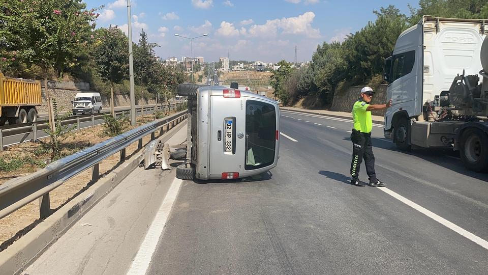 BARİYERLERE ÇARPARAK TAKLA ATTI: 1 YARALI