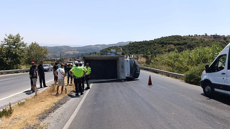 SÖKE'DEKİ KAZADA İKİ ARAÇ DEVRİLDİ: 4 YARALI