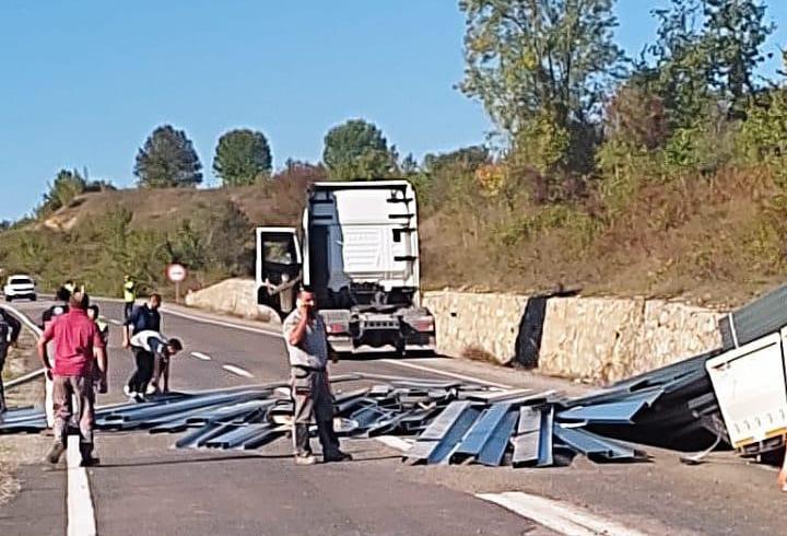 DEMİR YÜKLÜ TIR KAZAYA KARIŞTI, FACİADAN DÖNÜLDÜ