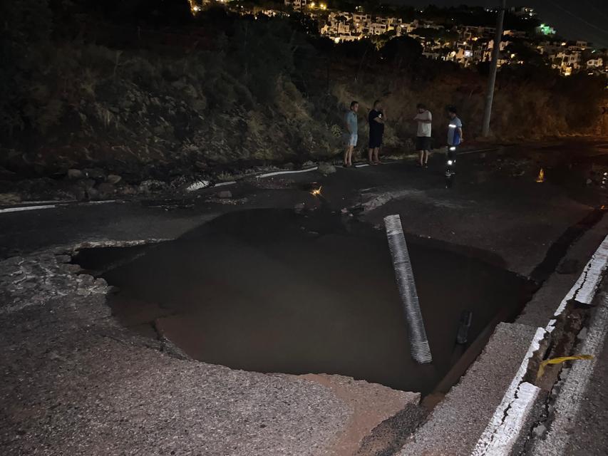 BODRUM'DA SU HATTI BOMBA GİBİ PATLADI, YİNE TONLARCA SU İSRAF OLDU