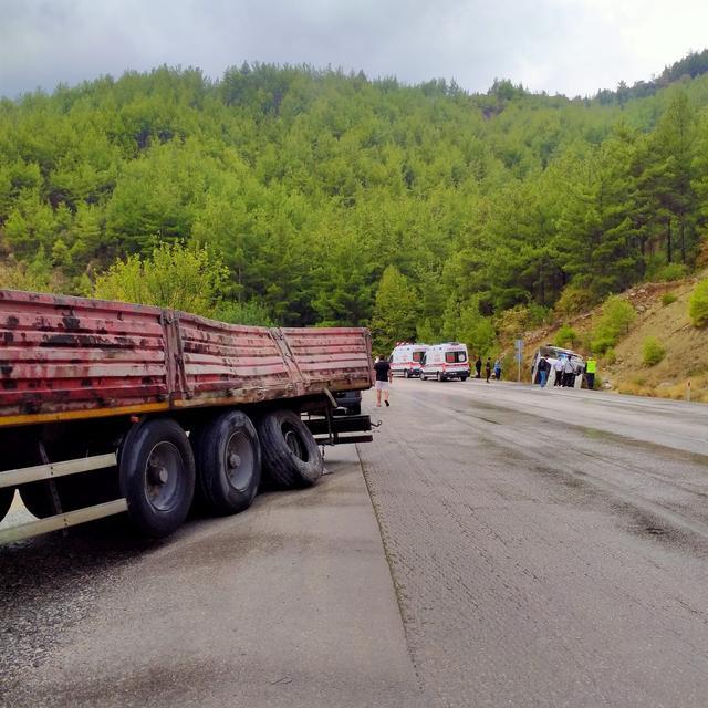 ISPARTA-ANTALYA YOLUNDA YOLCU OTOBÜSÜ ŞARAMPOLE DEVRİLDİ: 8 YARALI