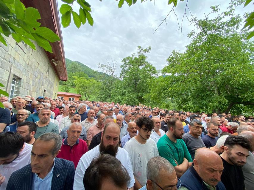 ÜSTEĞMEN'İN ÖLDÜRDÜĞÜ İDDİA EDİLEN EŞİ İLE 2 AYLIK EVLİ OLDUĞU ORTAYA ÇIKTI RİZE'DE GÖREV YAPAN EŞİ JANDARMA ÜSTEĞMEN TARAFINDAN ÖLDÜRÜLDÜĞÜ İDDİA EDİLEN AYLİN EKŞİ TOPRAĞA VERİLDİ