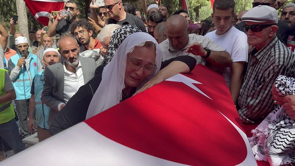 AYŞENUR'A SON KEZ DOKUNDULAR GÖZ YAŞLARI SEL OLDU TABUTA SIMSIKI SARILDILAR, KIZLARINDAN BİR AN OLSUN AYRILAMADILAR