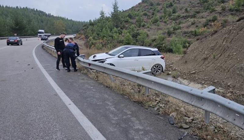 BURDUR'DA 3 ARAÇLI ZİNCİRLEME KAZA: 5 YARALI