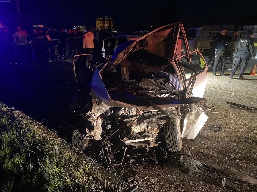 (DÜZELTME) ANTALYA'DA 3 ARACIN KARIŞTIĞI FECİ KAZA: 3 ÖLÜ KONTROLDEN ÇIKIP KARŞI ŞERİDE GEÇTİ: HURDAYA DÖNEN TOFAŞ OTOMOBİLDE KURTULAN OLMADI