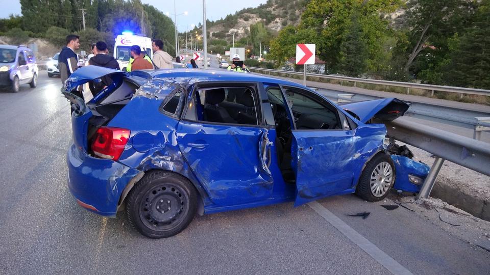 Kontrolden çıkan otomobil önce bariyere sonra traktöre çarptı: 5 yaralı