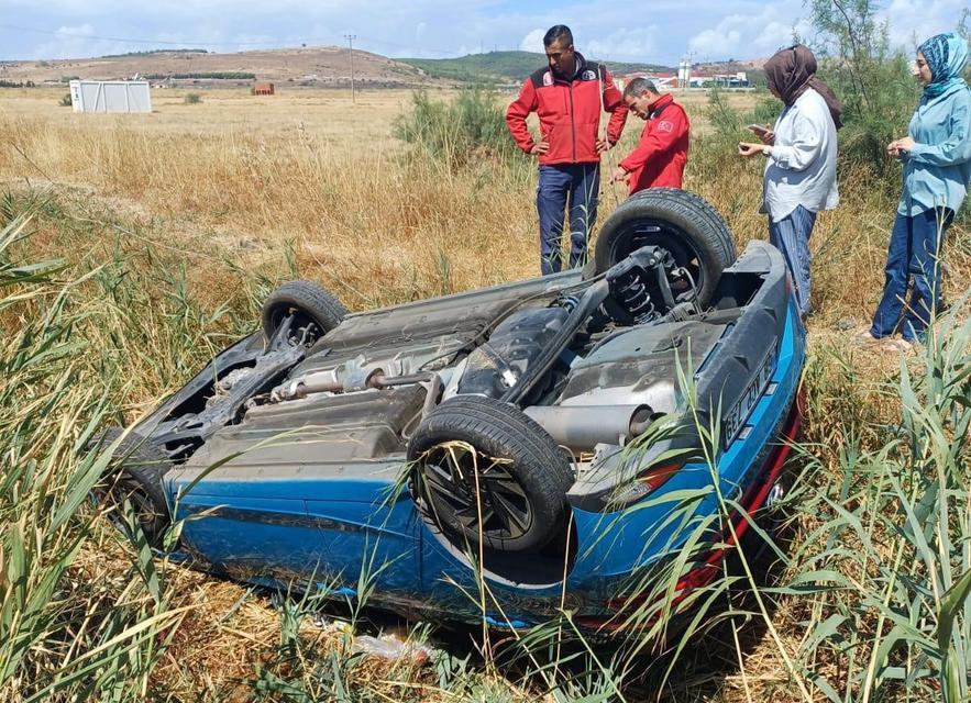 Takla atan otomobilden yaralı olarak kurtuldu