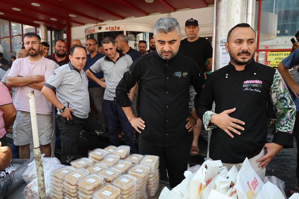 NARİN'İN ANISINA HELVA VE DÖNER DAĞITIMI İZDİHAMA DÖNÜŞTÜ DİYARBAKIR'DA ÖLDÜRÜLEN NARİN ANISINA 500 HELVA VE DÖNER ADANALILARA DAĞITILDI