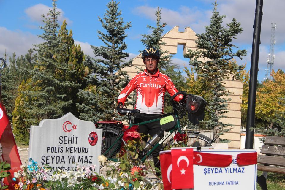 Şehit polisin anısına bin kilometre pedal çevirdi