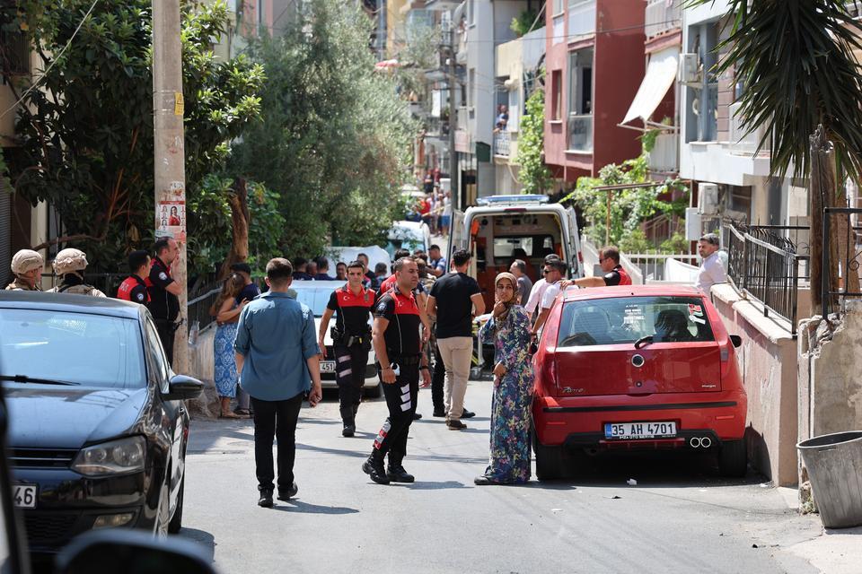 İZMİR'DE HAREKETLİ DAKİKALAR: ÖNCE ETRAFA ARDINDAN KENDİNE ATEŞ ETTİ