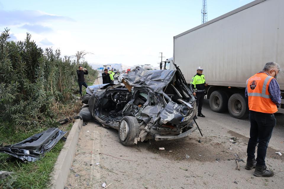 ADANA'DA OTOMOBİL KARŞI ŞERİDE GEÇİP MİDİBÜSE ÇARPTI: 2 ÖLÜ, 14 YARALI YOLUN KARŞISINDAKİ İŞÇİ SERVİSİNE ÇARPAN OTOMOBİLDEKİ ANNE VE OĞLU HAYATINI KAYBETTİ FORD MARKA OTOMOBİL HURDA YIĞININA DÖNDÜ