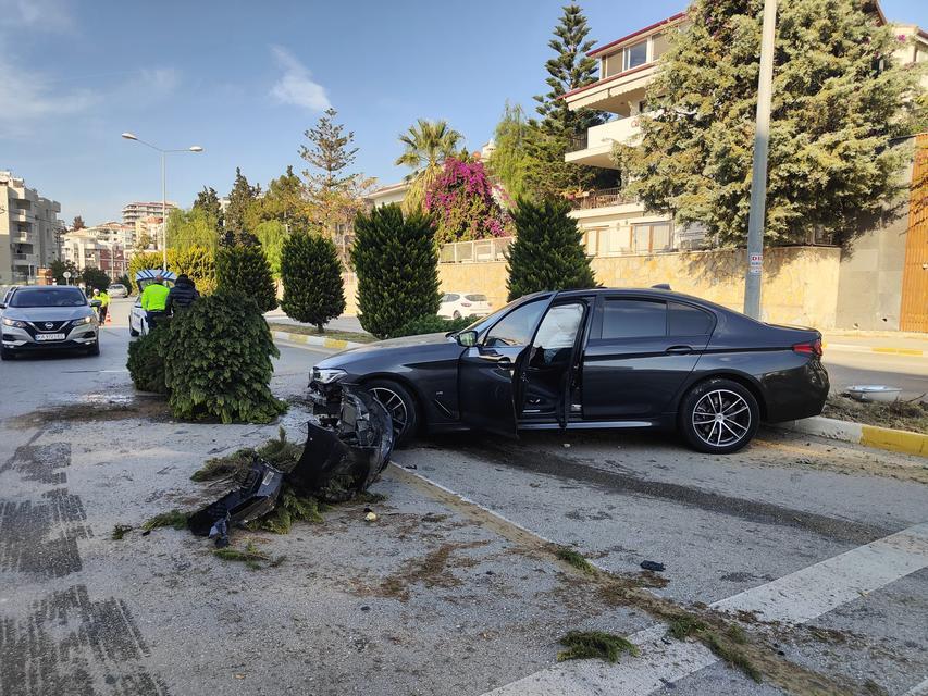 15 YAŞINDAKİ SÜRÜCÜNÜN KULLANDIĞI OTOMOBİL AĞAÇLARA VE AYDINLATMA DİREĞİNE ÇARPTI