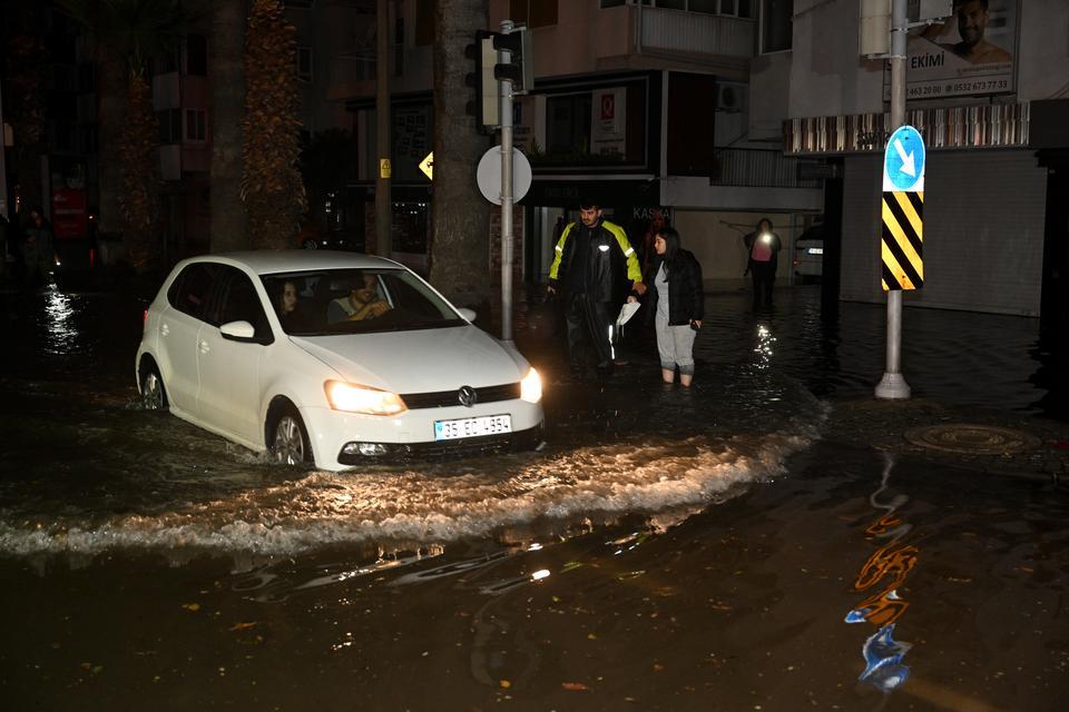 İzmir'de deniz taştı, sokaklar su altında kaldı