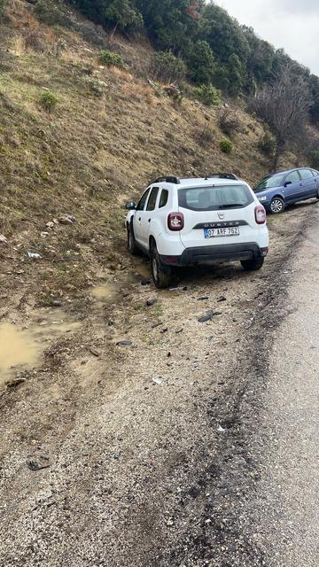 KAYGANLAŞAN YOLDA KAZALAR PEŞ PEŞE GELDİ, TAKLA ATAN OTOMOBİLDEKİ YOLCU OLAYI GÜLEREK ANLATTI KAZALARA BAKMAK İÇİN ARAÇTAN İNEN KADINA OTOMOBİL ÇARPTI