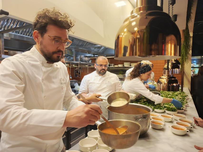 ÜNLÜ İTALYAN ŞEFİN İFTARINDA KİMSESİZ ÇOCUKLAR DAVETLİLERE PİZZA YAPTI İTALYAN ŞEF DANİLO ZANNA DEVLET KORUMASINDAKİ KİMSESİZ ÇOCUKLARA LÜKS RESTORANINDA İFTAR YEMEĞİ VERDİ