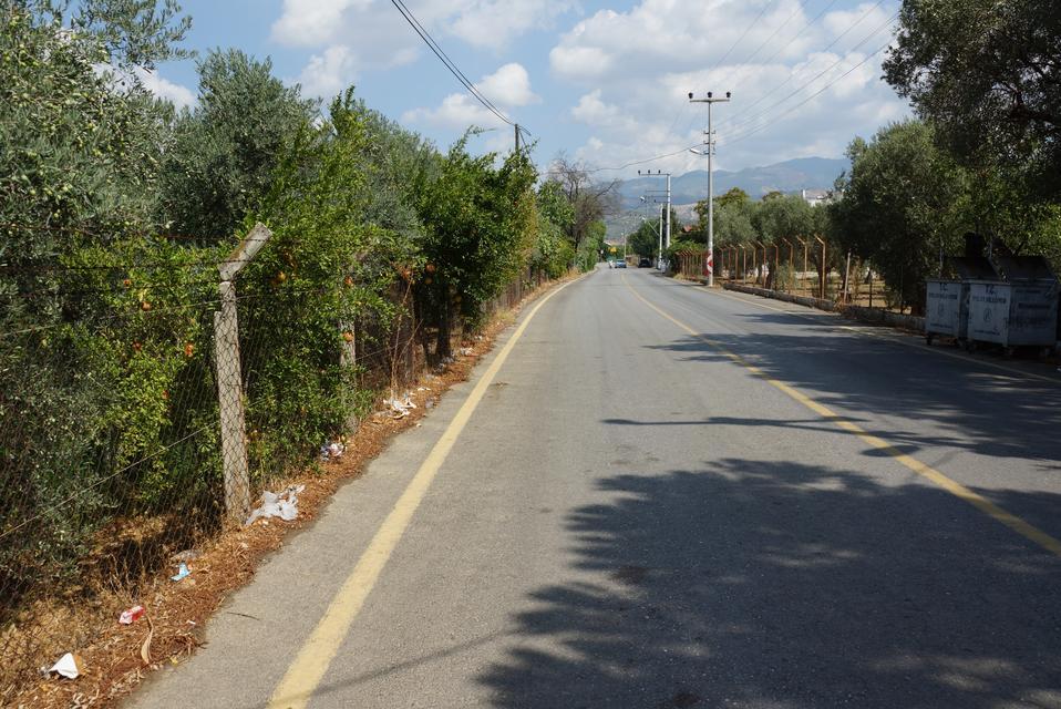 KIZILCAKÖY MAHALLESİ'NDE YOL KENARINA ATILAN ÇÖPLERE MAHALLE HAKLINDAN TEPKİ