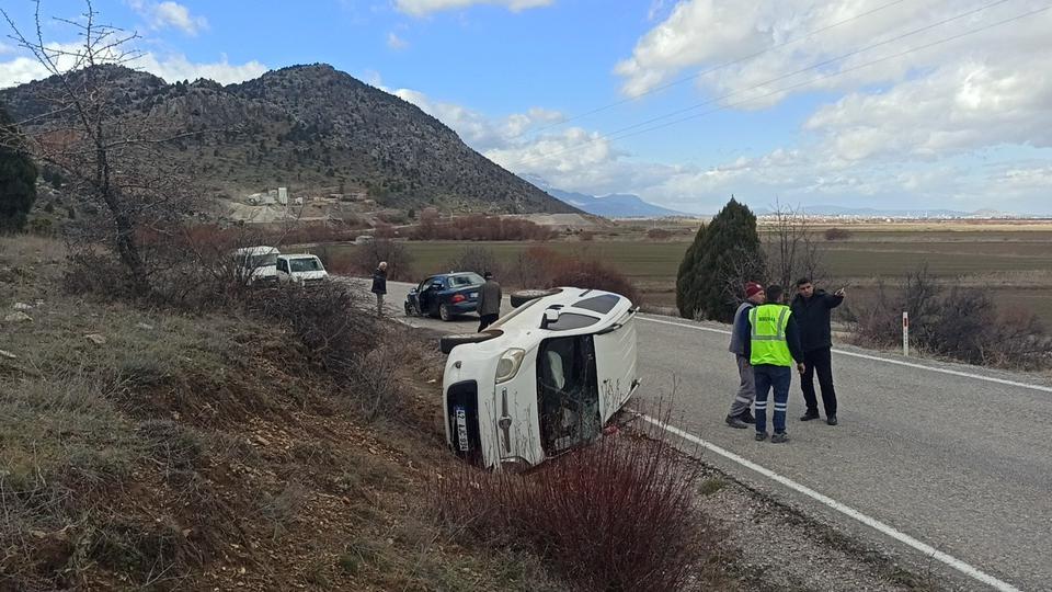 Hafif ticari araç otomobille çarpıştı: 1 yaralı