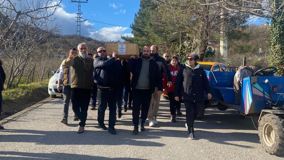 KIZININ ERKEK ARKADAŞI TARAFINDAN ÖLDÜRÜLEN KADIN SON YOLCULUĞUNA UĞURLANDI