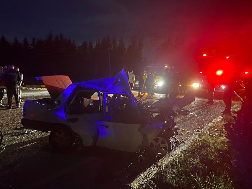 (DÜZELTME) ANTALYA'DA 3 ARACIN KARIŞTIĞI FECİ KAZA: 3 ÖLÜ KONTROLDEN ÇIKIP KARŞI ŞERİDE GEÇTİ: HURDAYA DÖNEN TOFAŞ OTOMOBİLDE KURTULAN OLMADI