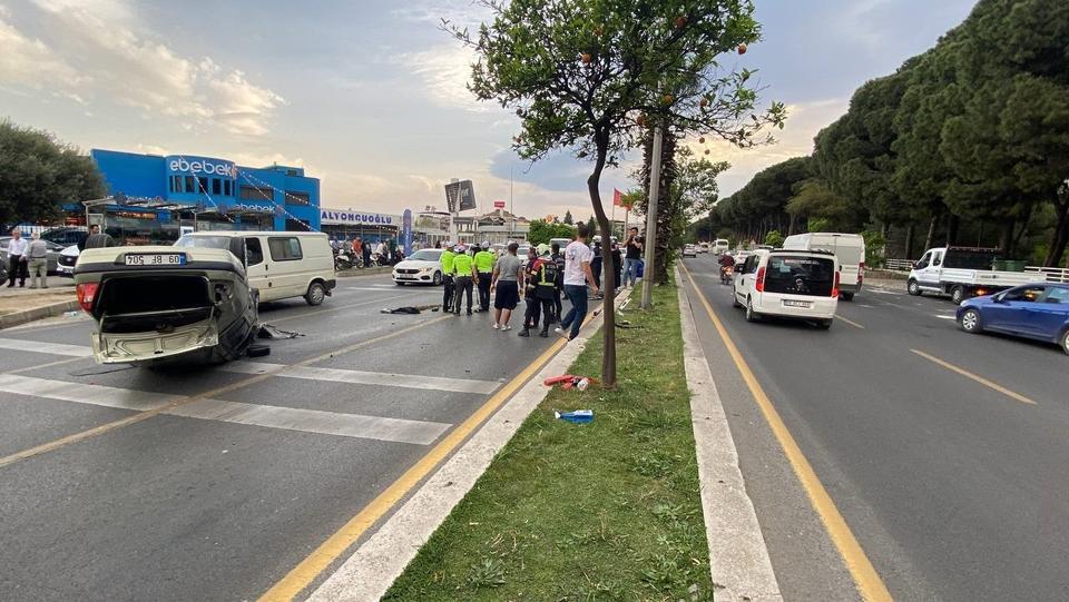 Edinilen bilgiye göre, Yusuf Özkan (22) yönetimindeki 09 BF 504 plakalı otomobil, sürücünün direksiyon hakimiyetini kaybetmesi sonucu önce L.A. idaresindeki 09 EF 950 plakalı otomobile, ardından da refüje çarparak takla attı.