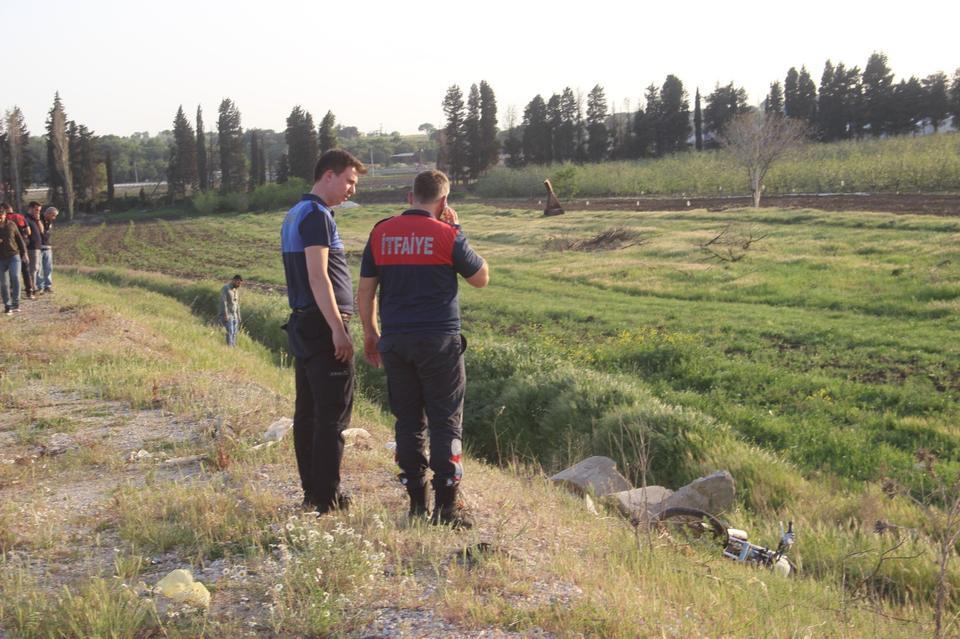 Çarpmanın etkisiyle motosiklet dere yatağına uçarken, sürücü Berkay Beceren ile Deniz Özcan (17) dere yatağına savruldu.