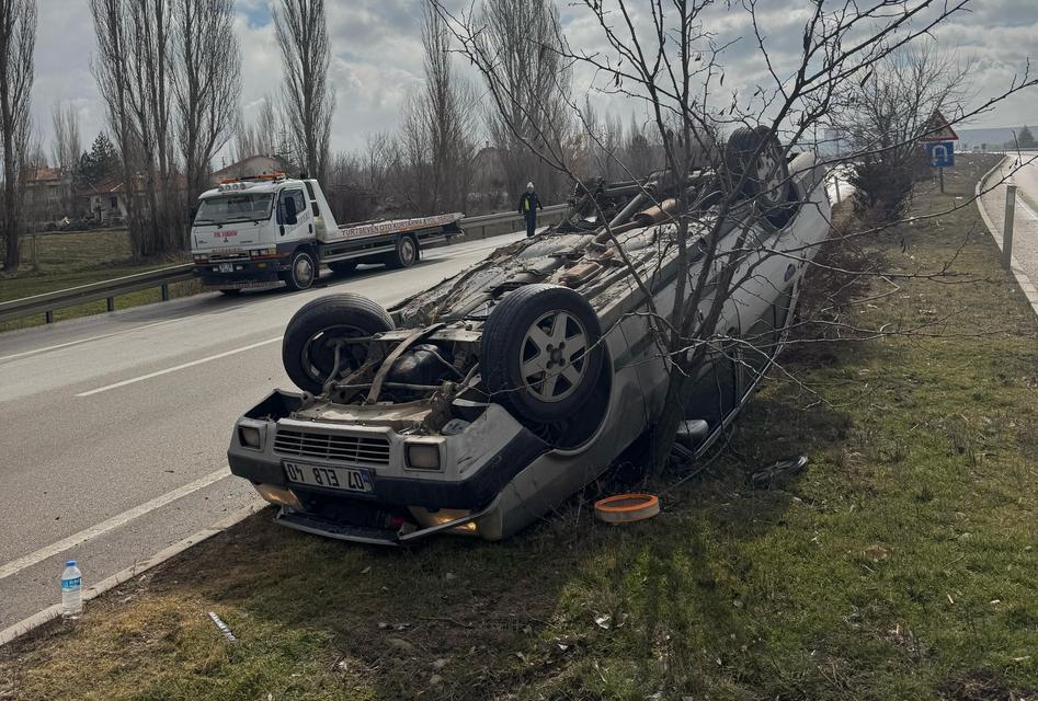 Orta refüje devrilen otomobilde sürücü yaralandı