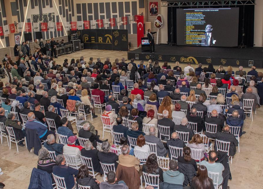 Kuşadası'ndaki söyleşide Atatürk konuşuldu