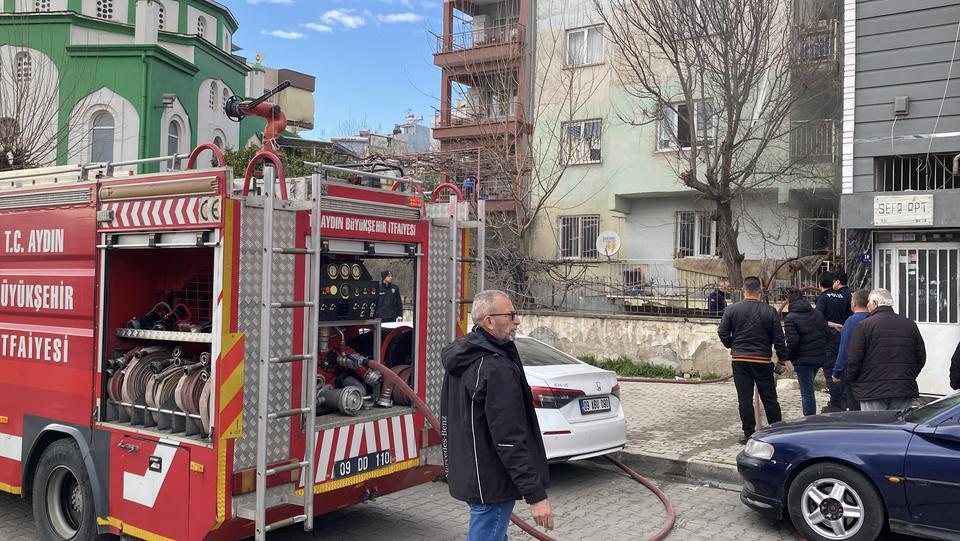 KUCAĞINDA YANGINDAN KURTARDIĞI CAN DOSTLARI İLE GÖZYAŞLARINA BOĞULDU SOKAKTA KALAN KADINI İTFAİYE EKİPLERİ SAKİNLEŞTİRMEYE ÇALIŞTI