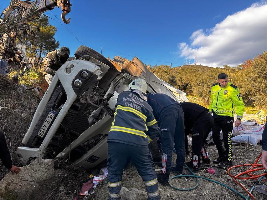 KUŞADASI'NDA VİRAJI ALAMAYAN TIR TARLAYA UÇTU: 1 ÖLÜ, 3 YARALI