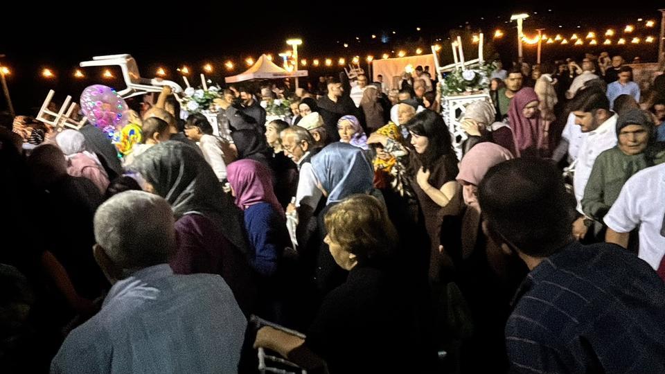 Ani bastıran yağmur düğünü takılar takılamadan dağıttı