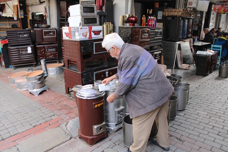 HAVALAR SOĞUDU, SOBA SATIŞLARI BAŞLADI NOSTALJİ YAŞAMAK İSTEYENLER DE SOBAYA RAĞBET GÖSTERİYOR