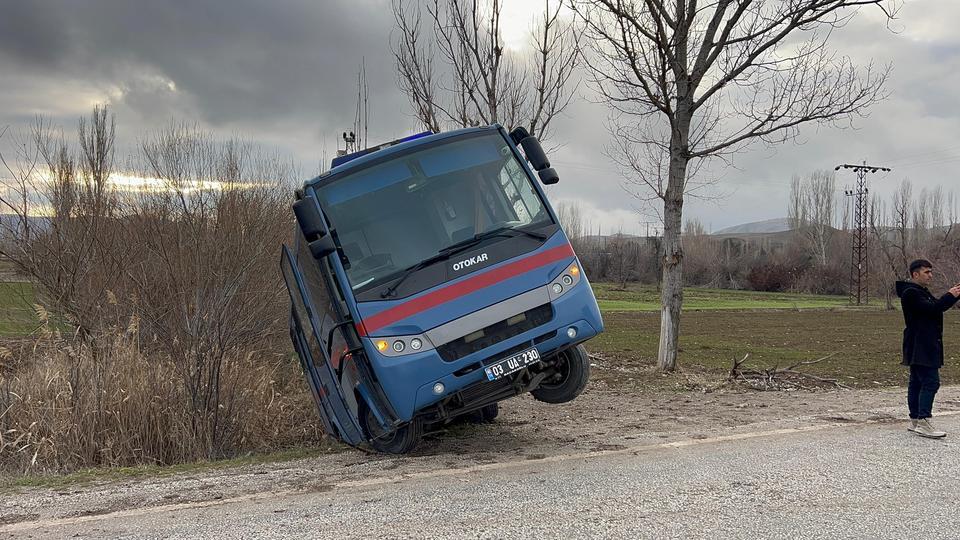 Hükümlü taşıyan cezaevi aracı kaza yaptı